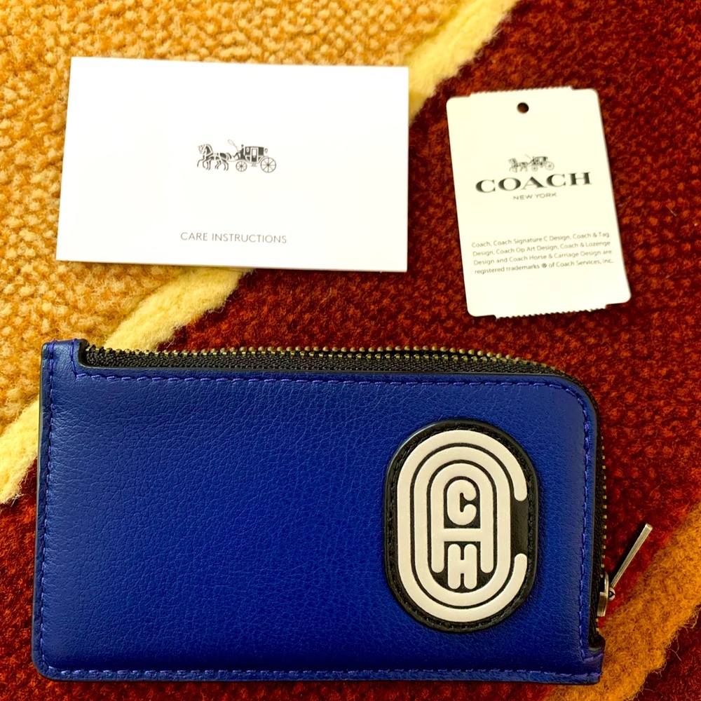 Coach Menโs leather wallet and card holder.